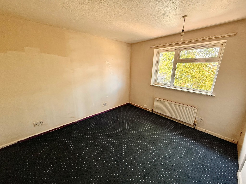 Lot: 99 - THREE-BEDROOM END-TERRACE HOUSE IN NEED OF MODERNISATION - Bedroom one with window and built in cupboard